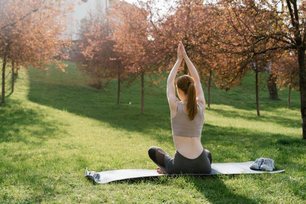 Yoga dans la nature d'automne