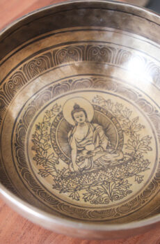 Grand bol chantant tibétain gravé Buddha